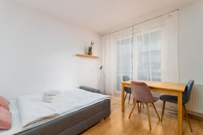1 habitación, tabla de planchar con plancha, wifi y ropa de cama