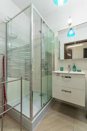 Shower, free toiletries, hair dryer, towels