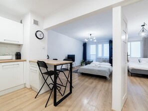 1 bedroom, iron/ironing board, WiFi, bed sheets - Pod Lipami Charming Apartment (Poznań)