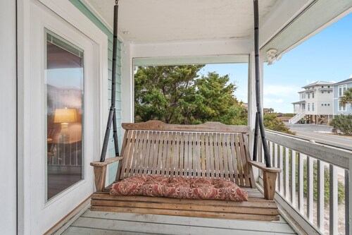 "1 Sand Dollar" 4 Bedroom, 2 Bath, 2nd Row Home! SMOKE FRIENDLY