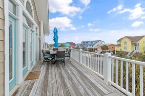 Outdoor dining - "Smooth Sailing" 6 Bedroom, 3 Bathroom, Second Row (Supply)