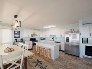 Een koelkast, een microgolfoven, een oven, een kookplaat