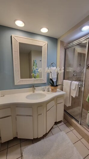 Shower, hair dryer, towels, soap - Gulf Front Sanibel Condo with Spectacular Views (Sanibel)