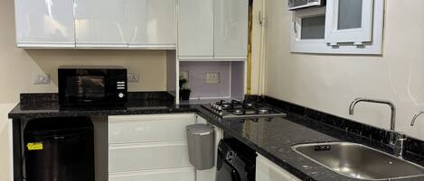 Microondas, licuadora, utensilios de cocina, especias