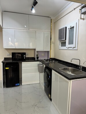 Micro-ondes, blender, batterie de cuisine, vaisselle et ustensiles