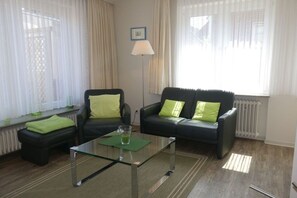 TV, stereo - Haus Teunis - Vacation in the best location, in the pedestrian zone in Wyk - Teunis (Wyk auf Föhr)