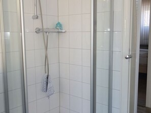 Shower, hair dryer, towels - Haus Teunis - Vacation in the best location, in the pedestrian zone in Wyk - Teunis (Wyk auf Föhr)