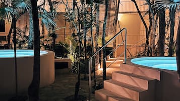 Outdoor spa tub