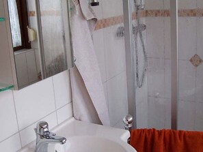 Dusche, Haartrockner, Handtücher