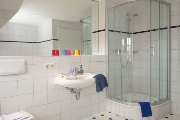 Dusche, Haartrockner, Handtücher