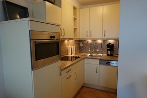 Een koelkast, een oven, een kookplaat, een vaatwasser