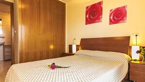 Unclassified image, 4 of 12, button - Global Monaco - By Global Rental Holidays 7553 (Cambrils)