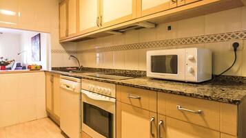 House, 3 Bedrooms | Private kitchen