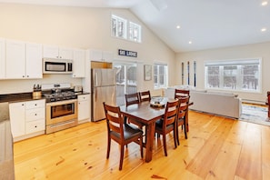 Fridge, microwave, oven, stovetop - Spacious House in the White Mountains! (Thornton)