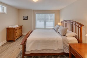 5 bedrooms, WiFi, bed sheets - Spacious House in the White Mountains! (Thornton)