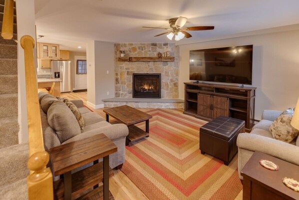 TV, fireplace - Loon Condo with Fireplace (Woodstock)