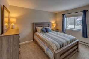 3 bedrooms, WiFi, bed sheets - Loon Condo with Fireplace (Woodstock)