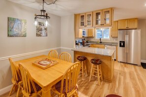 Dining - Loon Condo with Fireplace (Woodstock)