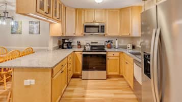 Een koelkast, een magnetron, een oven, een kookplaat