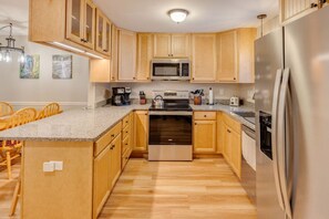 Fridge, microwave, oven, stovetop - Loon Condo with Fireplace (Woodstock)