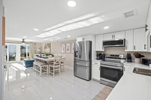 Refrigerador, microondas, horno, placa de cocina