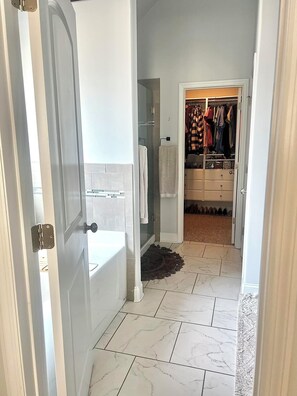 Haartrockner, Handtücher, Seife, Toilettenpapier