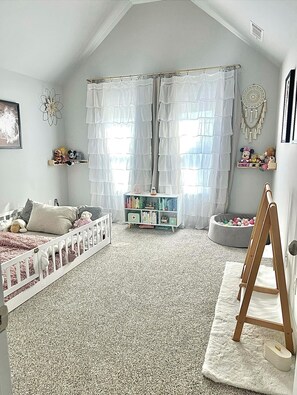 4 chambres, bureau, fer et planche à repasser, lit de bébé portatif