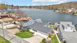 Un quartier résidentiel avec des maisons situées près d’un lac, caractérisé par une pelouse bien entretenue et une vue dégagée sur l’eau.