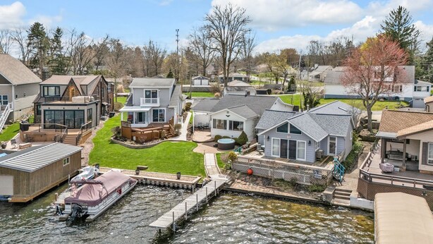 Un quartier résidentiel avec des maisons, un quai et un petit bateau.
