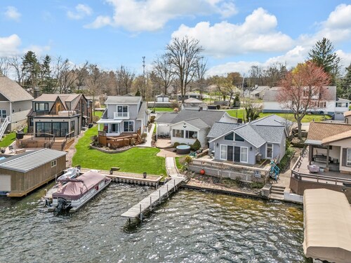 Portage Lakes Retreat - 3 BR Lakefront Home with Hot Tub