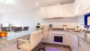 House, 4 Bedrooms, Terrace | Private kitchen