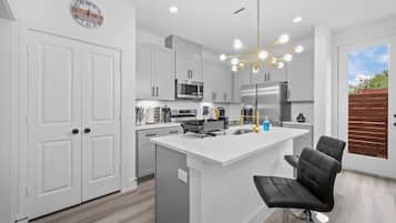 Een koelkast, een magnetron, een oven, een kookplaat