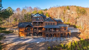 Exterior - Tranquil Stays - Stunning Mountain Views | Hot Tub | Luxury Home (Blairsville)