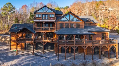 Tranquil Stays - Stunning Mountain Views | Hot Tub | Luxury Home