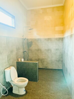 Habitació estàndard | Bany | Tovalloles, sabó, xampú i paper higiènic