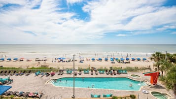 Alberca techada y alberca al aire libre