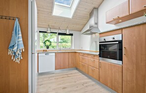 ثلاجة، موقد طهي مسطح، غسالة أطباق، ماكينة لصنع القهوة/الشاي