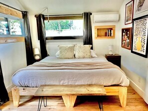 1 bedroom, iron/ironing board, WiFi - Charming Back House . Free Bikes . Tesla Charger (Austin)