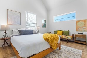 3 bedrooms, iron/ironing board, travel cot, WiFi - Sol House . Sweet for Groups . 3 min to Airport (Austin)