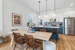 Dining - Sol House . Sweet for Groups . 3 min to Airport (Austin)