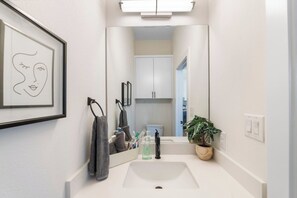 Hair dryer - Sol House . Sweet for Groups . 3 min to Airport (Austin)