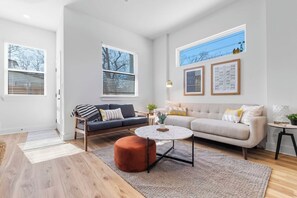 TV - Sol House . Sweet for Groups . 3 min to Airport (Austin)