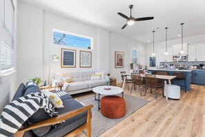 TV - Sol House . Sweet for Groups . 3 min to Airport (Austin)
