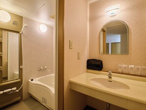 A bathroom with a bathtub, a sink, a mirror, and a shower. - Owara View Hotel (Toyama)