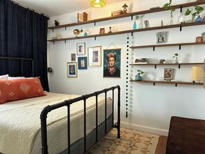 3 bedrooms, iron/ironing board, travel cot, WiFi - The Gonzales . Coziest, Homiest Stay in Austin (Austin)