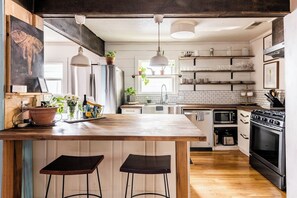 冷蔵庫、電子レンジ、オーブン、コンロ