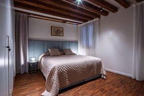 1 bedroom, iron/ironing board, WiFi, bed sheets - One Bedroom apartment in Historic palace (Venezia)