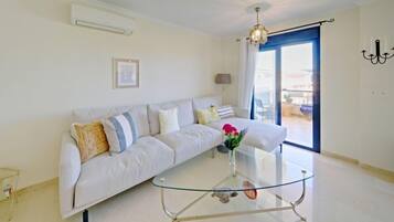 House, 4 Bedrooms, Terrace | Ruang tamu