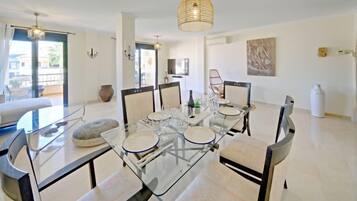 House, 4 Bedrooms, Terrace | Tempat makan