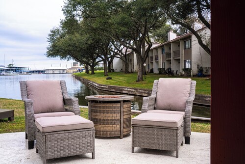 Lakefront townhouse in Montgomery, Texas